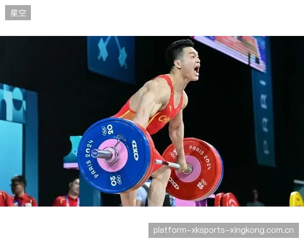 举重赛事燃爆现场，老将举起纪录重量后泪洒赛场